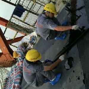 米兰app体育登录入口·(中国)官方网站员工在做复合润滑涂层